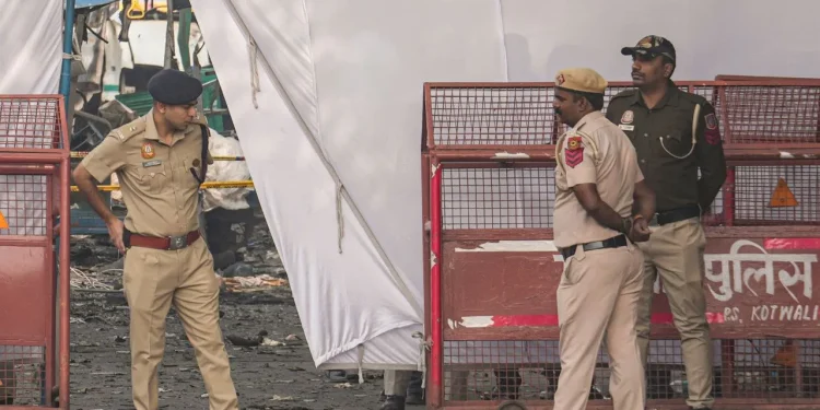 दिल्ली में दिल दहला देने वाली वारदात: व्यापार में घाटा और कर्ज से परेशान माता-पिता ने दी जान, सुसाइड नोट में बयां किया दर्द! 1 delhi police news