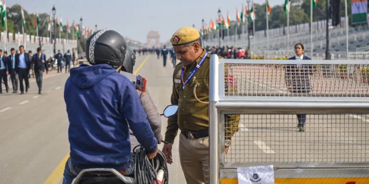 Delhi Traffic Advisory: दिल्ली में आज कई रास्ते रहेंगे बंद, घर से निकलने से पहले चेक करें रूट मैप 1 delhi traffic advisory beating retreat ceremony 1