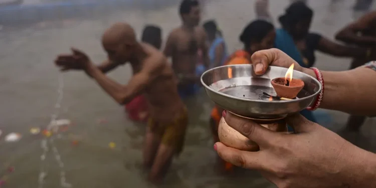 Mauni Amavasya 2026: मौनी अमावस्या पर एक लोटा जल से पितरों को करें प्रसन्न! जानें तर्पण की सही विधि और पितृ दोष से मुक्ति के अचूक उपाय 1 image 2 2 1