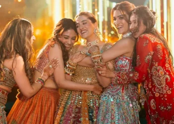 kriti sanon with nupur sanon 3