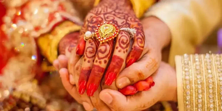 Ratlam Love Marriage Ban: रतलाम के इस गांव में प्यार करना है मना! लव मैरिज पर लगा बैन, 3 परिवारों का हुक्का-पानी बंद 1 ratlam news