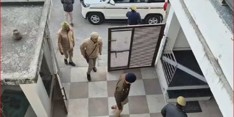 सहारनपुर में सामूहिक हत्याकांड या कुछ और? एक ही परिवार के 5 लोगों की रहस्यमयी मौत, पास में मिले 3 तमंचे; इलाके में दहशत 1 saha