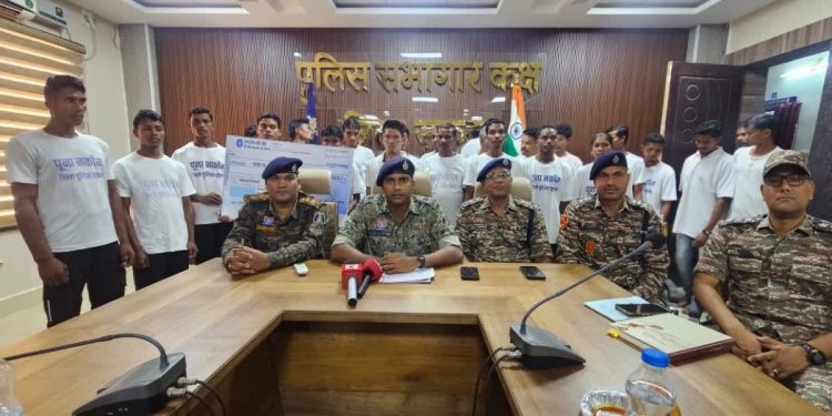 बस्तर में बड़ा सरेंडर: 22 माओवादियों ने किया आत्मसमर्पण, बोले- 'पूना नारकोम' अभियान से मिली नई जिंदगी 1 1 21