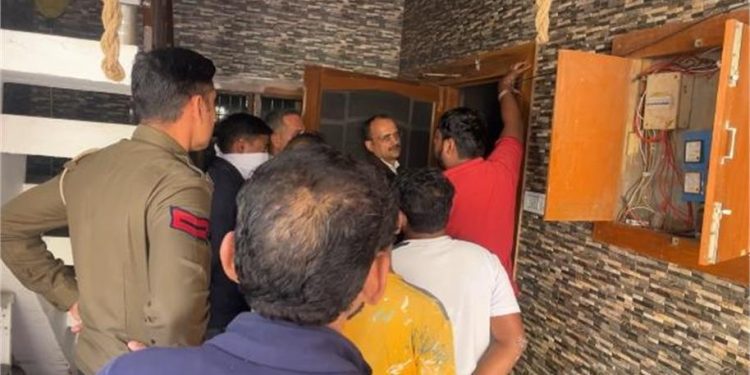 कैथल में कोहराम: देखते ही देखते राख का ढेर बन गया हंसता-खेलता घर! मंदिर की चिंगारी से भड़की आग ने सब कुछ उजाड़ा 1 1 30