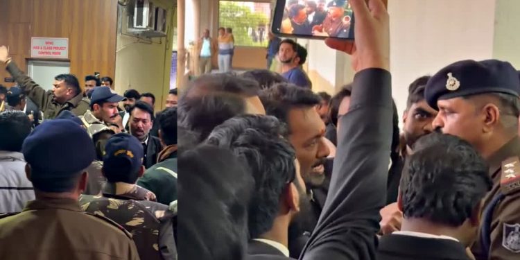 Crime News: 11वीं की छात्रा से कार में दुष्कर्म और वीडियो बनाया, कोर्ट परिसर में वकीलों ने आरोपी को जमकर कूटा 1 11 2