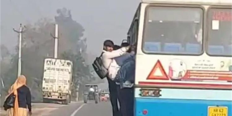 मौत का सफर! टोहाना में बस की खिड़कियों पर लटककर कॉलेज जाने को मजबूर छात्र, रोडवेज की बदहाली देख दहल जाएगा दिल 1 11 22