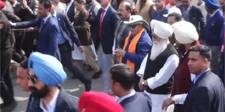 Punjab Drug War: नशे के खिलाफ 'महाजंग'! पंजाब गवर्नर के साथ कदम से कदम मिलाकर चले डेरा ब्यास प्रमुख, शुरू की पैदल यात्रा 1 12 9
