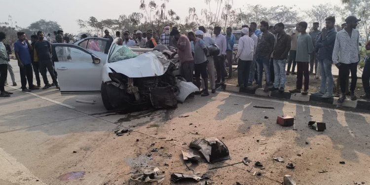 Dhamtari Road Accident: धमतरी में भीषण सड़क हादसा, कोबरा बटालियन के 3 जवानों समेत 4 की मौत 1 13 13
