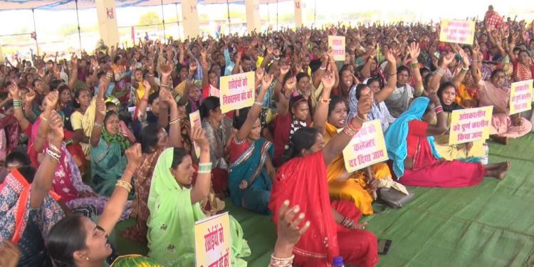 Mid-Day Meal Worker Protest: मानदेय की आग में बुझे 2 रसोइयों के घर के चूल्हे, 500 रुपये की बढ़ोतरी पर भड़का संघ; कहा- 'मरेंगे पर हटेंगे नहीं' 1 13 5