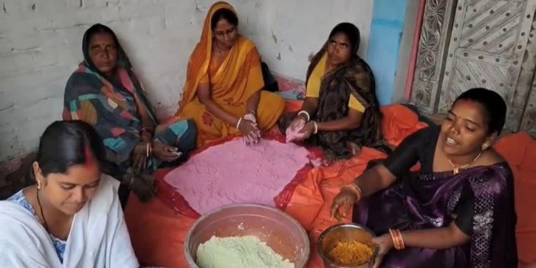 Koderma News: कोडरमा में महिलाओं ने तैयार किया हर्बल गुलाल, इस होली रसायनों से मिलेगी मुक्ति 1 14 17