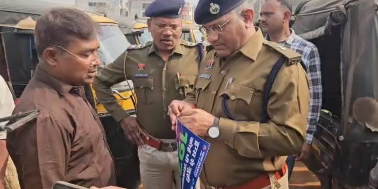 Durg Police Campaign: नशे के खिलाफ दुर्ग पुलिस की बड़ी मुहिम, 500 ऑटो रिक्शा पर लगाए '1933' हेल्पलाइन के पोस्टर्स 1 14 5