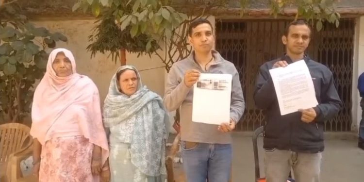 Dhanbad News: धनबाद में भू-माफिया का आतंक, बीएसएफ जवान के पुश्तैनी घर और जमीन पर कब्जे का आरोप 1 16 11