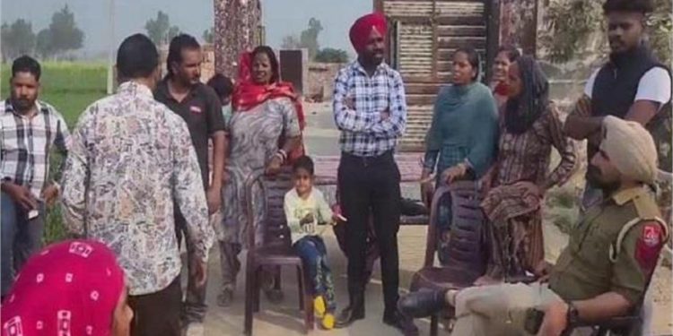 Traffic Alert: मुख्य चौराहे पर सुखाया जा रहा अनाज, यातायात प्रभावित, क्या सोया है नगर निगम? 1 17 15