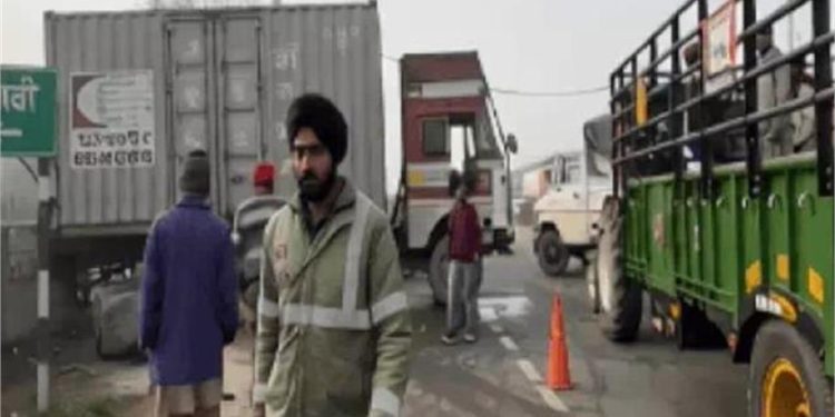 Jalandhar-Pathankot Highway: जालंधर-पठानकोट हाईवे पर भीषण सड़क हादसा, मां और मासूम बच्ची की दर्दनाक मौत; कार के उड़े परखच्चे 1 18 4