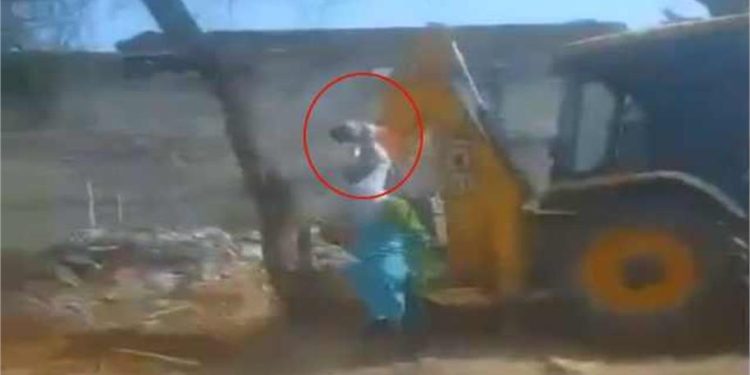 खून हुआ सफेद! रेवाड़ी में दादा ने अपनी ही डेढ़ साल की पोती को चलती Jcb के आगे फेंका, वजह जानकर कांप जाएगी रूह 1 19 16