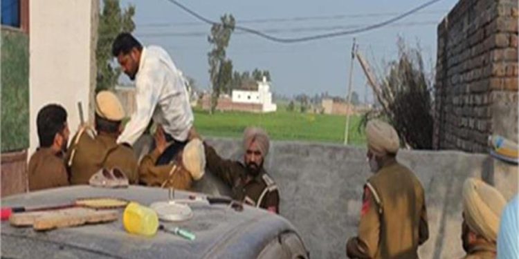 पुलिस की छापेमारी और भारी बवाल: पंजाब में शराब तस्करों को पकड़ने गई पुलिस से भिड़े लोग, रेड के दौरान हुआ जबरदस्त हंगामा 1 19 7