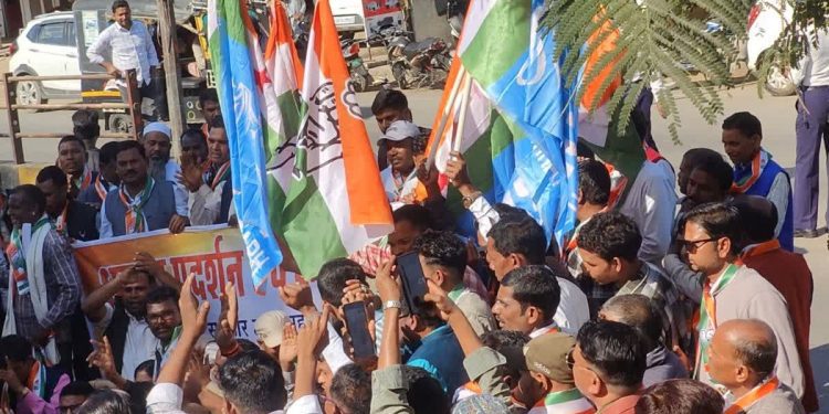 Congress Mgnrega Protest: सूरजपुर में कांग्रेस का 'मनरेगा बचाव आंदोलन', पैदल मार्च निकाल कर किया कलेक्टर ऑफिस का घेराव 1 2 12
