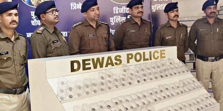 Dewas Crime News: नकली चांदी गिरवी रखकर लाखों की ठगी, पुलिस ने दबोचा 'सिक्का गैंग' 1 2 25