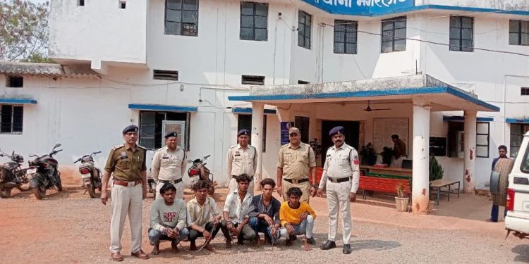 Dhamtari Murder News: डांस के दौरान धक्का लगने पर विवाद, युवक की बेरहमी से हत्या, 7 आरोपी गिरफ्तार 1 2 37