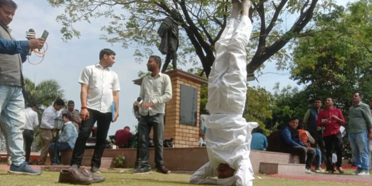 Mp Assembly News: विधानसभा में कांग्रेस विधायक बाबू जंडेल का शीर्षासन, सरकार के खिलाफ अनोखा विरोध 1 2 42