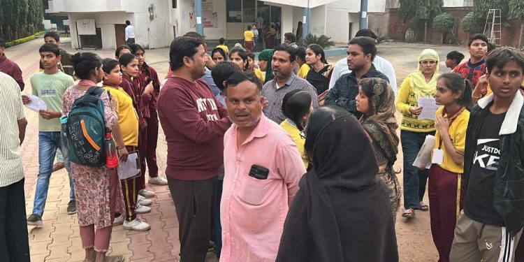 Gwalior Board Exam 2026: ग्वालियर में 150 छात्रों को दिए गए गलत पेपर, परीक्षा केंद्र पर 2 घंटे तक चला ड्रामा, शिक्षा विभाग में खलबली 1 2