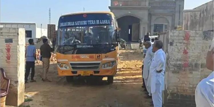 School Bus Attack: छात्राओं से भरी निजी स्कूल बस पर हमला, दबंगों ने तोड़े शीशे; इलाके में भारी तनाव 1 20 18