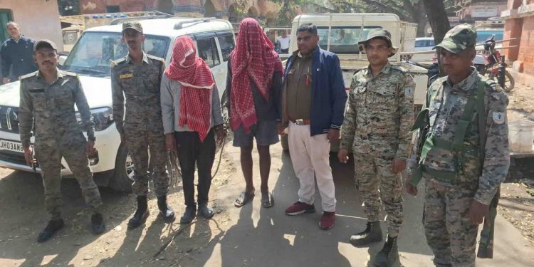 Palamu Crime News: पलामू में पुलिस की बड़ी कार्रवाई, लाखों की अवैध स्प्रिट के साथ 2 तस्कर गिरफ्तार 1 22 5