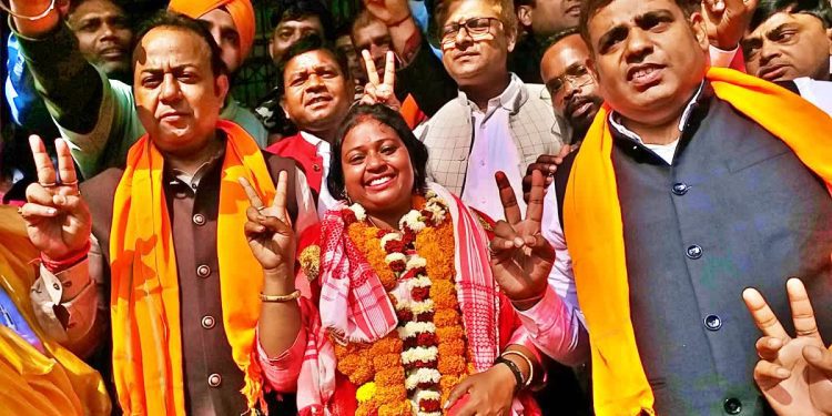 Ranchi Mayor Election: मेयर पद के लिए रोशनी खलखो ने भरा नामांकन, अंतिम दिन रांची कलेक्ट्रेट में उमड़ी प्रत्याशियों की भारी भीड़ 1 23