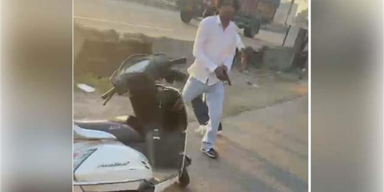 Jalandhar News: जालंधर में गन पॉइंट पर लूट, युवक को बेरहमी से पीटा, भड़के लोगों ने लगाया रोड जाम 1 3 22