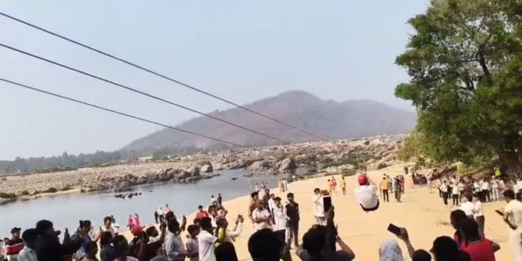 बदल रहा है बस्तर! इंद्रावती नदी पर शुरू हुआ 'रिवर एडवेंचर फेस्ट', गोलियों की गूंज के बीच अब दिखेगा रोमांच का जलवा 1 3 30