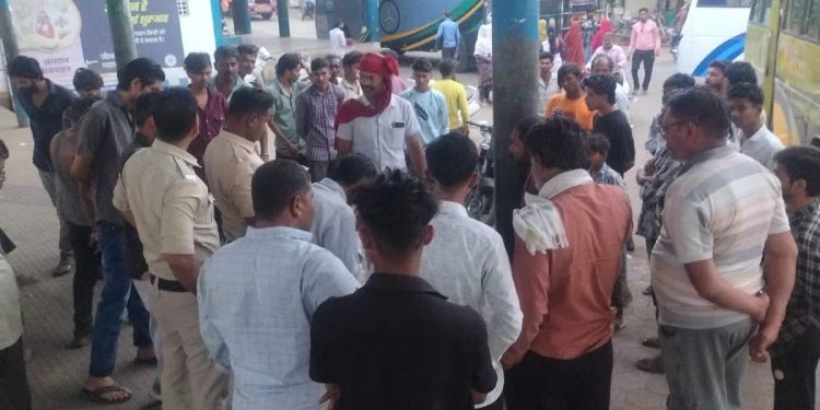 दिल चीर देने वाला मंजर: अचानक पिता ने तोड़ा दम, अनजान लोगों के बीच शव को निहारता रहा 4 साल का मासूम 1 3 34