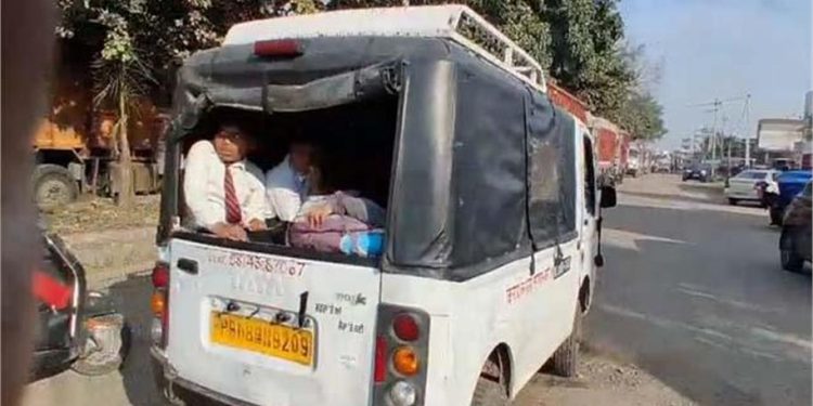 Phagwara School Van Accident: फगवाड़ा में बच्चों से भरी स्कूल वैन और कार की जोरदार टक्कर, मौके पर भारी हंगामा 1 31