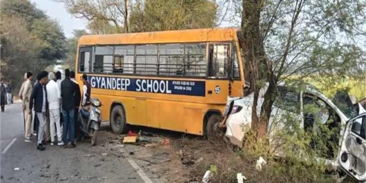 Rewari Accident News: रेवाड़ी में स्कूल बस और कार की आमने-सामने भीषण भिड़ंत, 2 युवकों की दर्दनाक मौत; मौके पर मची चीख-पुकार 1 5 5