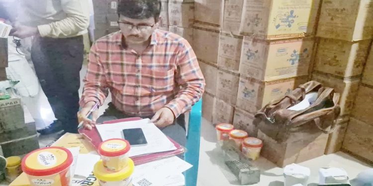 Mp News: महज 300 रुपये किलो देसी गाय का शुद्ध घी! रतलाम में मिलावटी घी की खेप जब्त 1 6 33