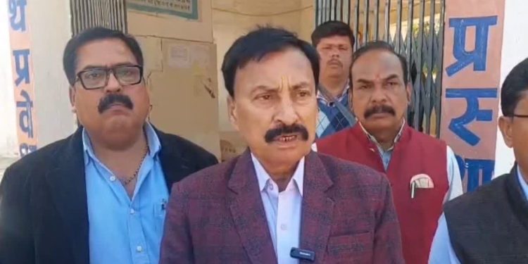 Chhattisgarh News: स्कूली छात्रों का सड़कों पर जानलेवा स्टंट, शिक्षा विभाग सख्त; सभी स्कूलों को जांच के आदेश जारी 1 7 11