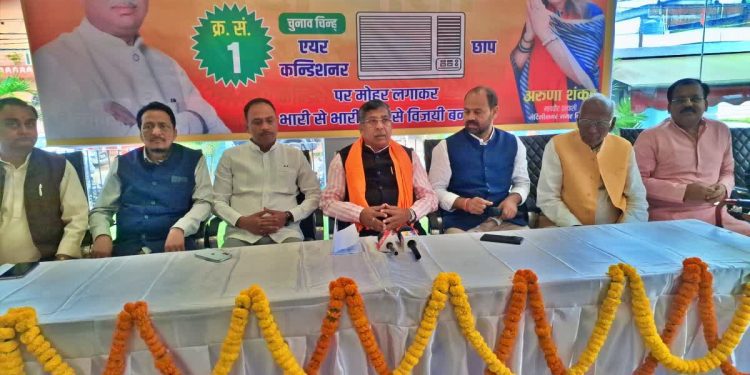 सियासी घमासान! झारखंड में समानांतर सरकार चला रहे अपराधी? बीजेपी अध्यक्ष आदित्य साहू के इस आरोप से मची खलबली 1 7 25