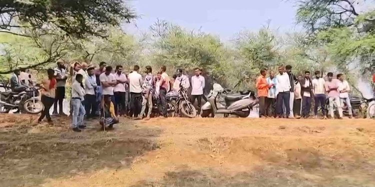 Balod News: बालोद में कब्र से दफन बच्ची का सिर गायब, तंत्र-मंत्र की आशंका से इलाके में दहशत 1 8 4