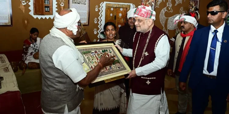 Bastar Pandum: आदिवासी प्रदर्शनी देख मंत्रमुग्ध हुए अमित शाह, बस्तर पंडुम के विजेताओं को किया सम्मानित 1 amit shah bastar 2
