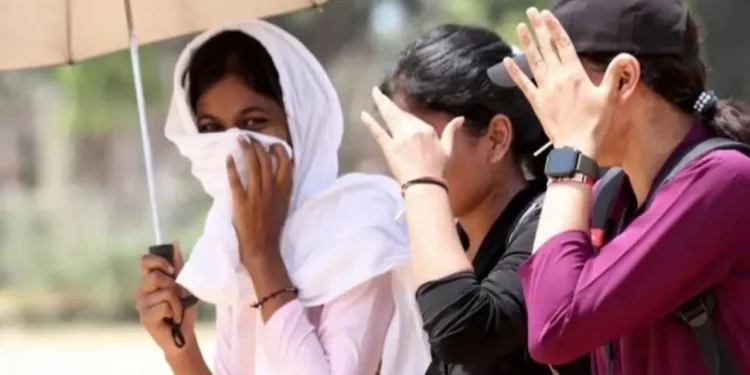 Delhi Weather Today: दिल्ली में और झुलसाएगी गर्मी, यूपी-एमपी-बिहार में पारा 30 पार, जानें पहाड़ों का हाल 1 delhi news 1280 720 87