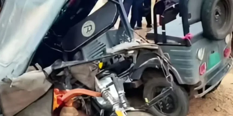 Delhi Accident: जनकपुरी में तेज रफ्तार का कहर! कार ने ई-रिक्शा को मारी टक्कर, 6 साल की बच्ची की मौत 1 e rikshaw accident