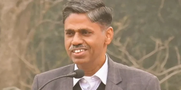 Up Sdm Suspended: योगी सरकार का बड़ा एक्शन; गाजियाबाद, एटा और बुलंदशहर के Sdm सस्पेंड, जानें क्या है चंदौली जमीन घोटाला 1 ias m devaraj