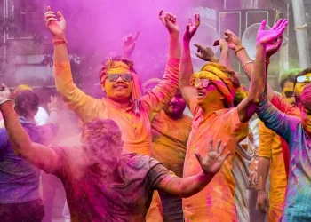 Holi 2026: आपकी राशि के लिए कौन-सा रंग है सबसे लकी? लाल, पीला या हरा... खेलने से पहले जान लें 13 image 2 2 9