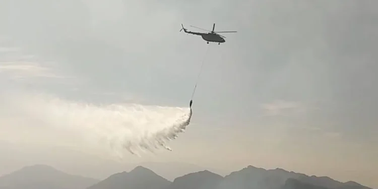 मणिपुर के जंगलों में लगी भीषण आग; वायुसेना के Mi-17V5 हेलिकॉप्टरों ने मोर्चा संभाला, आसमान से बरसाया 40 हजार लीटर पानी 1 indian air force