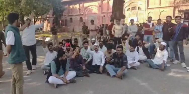 Lucknow University News: मस्जिद सील करने के आरोप पर लखनऊ विश्वविद्यालय में बवाल, छात्रों का भारी हंगामा और प्रदर्शन 1 lucknow university