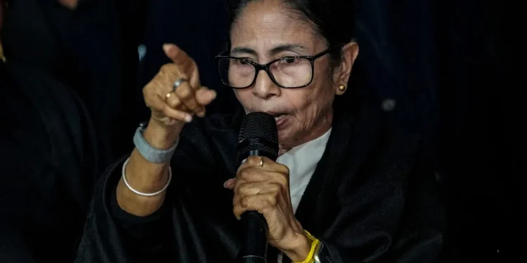 Mamata Vs Centre: दिल्ली पुलिस पर भरोसा नहीं? ममता बनर्जी ने बंगाल से बुलाई स्पेशल फोर्स, दिल्ली में सियासी पारा हाई 1 mamata banerjee in delhi