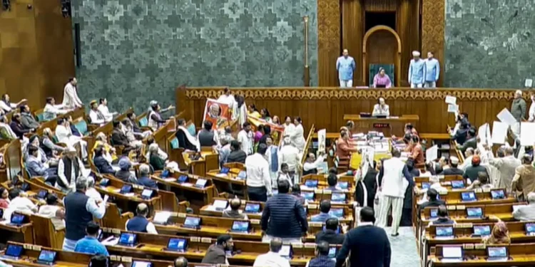 Lok Sabha Update: भारी हंगामे के कारण पीएम मोदी का संबोधन रद्द, 8 सांसदों के निलंबन और नरवणे की किताब पर आर-पार; जानें अब कब होगा भाषण 1 opposition mps protest in lok sabha