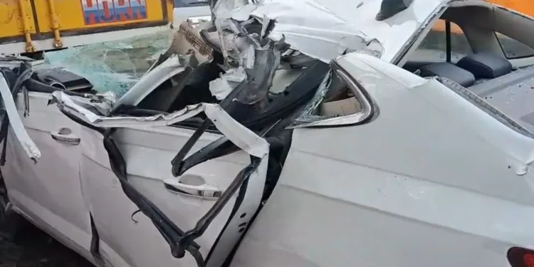 वैशाली में भीषण सड़क हादसा: कंटेनर की टक्कर से कार के उड़े परखच्चे, अररिया Cs और पत्नी ने मौके पर ही तोड़ा दम 1 vaishali car container collision