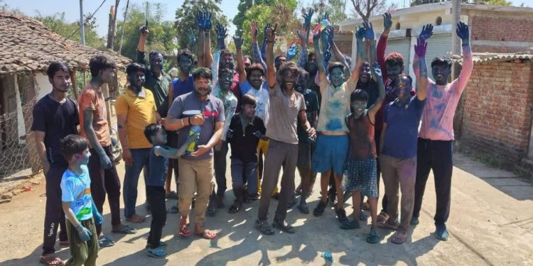 Mp News: सीधी के फाग गीतों में चढ़ा राजनीति का रंग, पीएम मोदी और स्थानीय सांसद पर लोक गायकों ने बांधे सुर 1 1 2