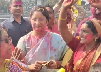 रंगों में डूबीं केंद्रीय मंत्री! अन्नपूर्णा देवी ने फूलों वाली होली खेलकर जीता दिल, देखें जश्न की खूबसूरत तस्वीरें 3 11
