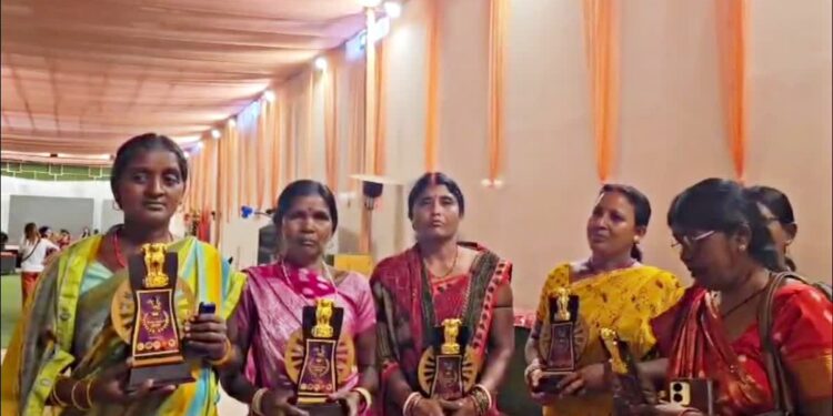 हजारीबाग की महिलाओं का कमाल! सात समंदर पार पहुंचेगी 'सोहराय कला', माटी की खुशबू को दुनिया में पहचान दिलाने की ठानी 1 13 6